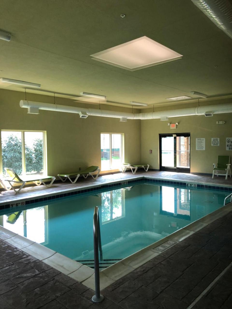 Countryview Inn & Suites Robinson Extérieur photo